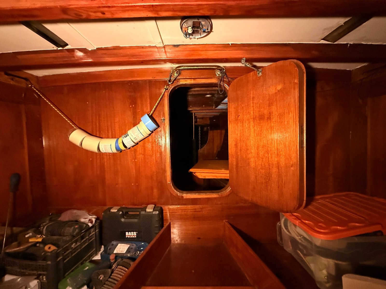 Front cabin adapted to temporary workshop with door to skipper cabin